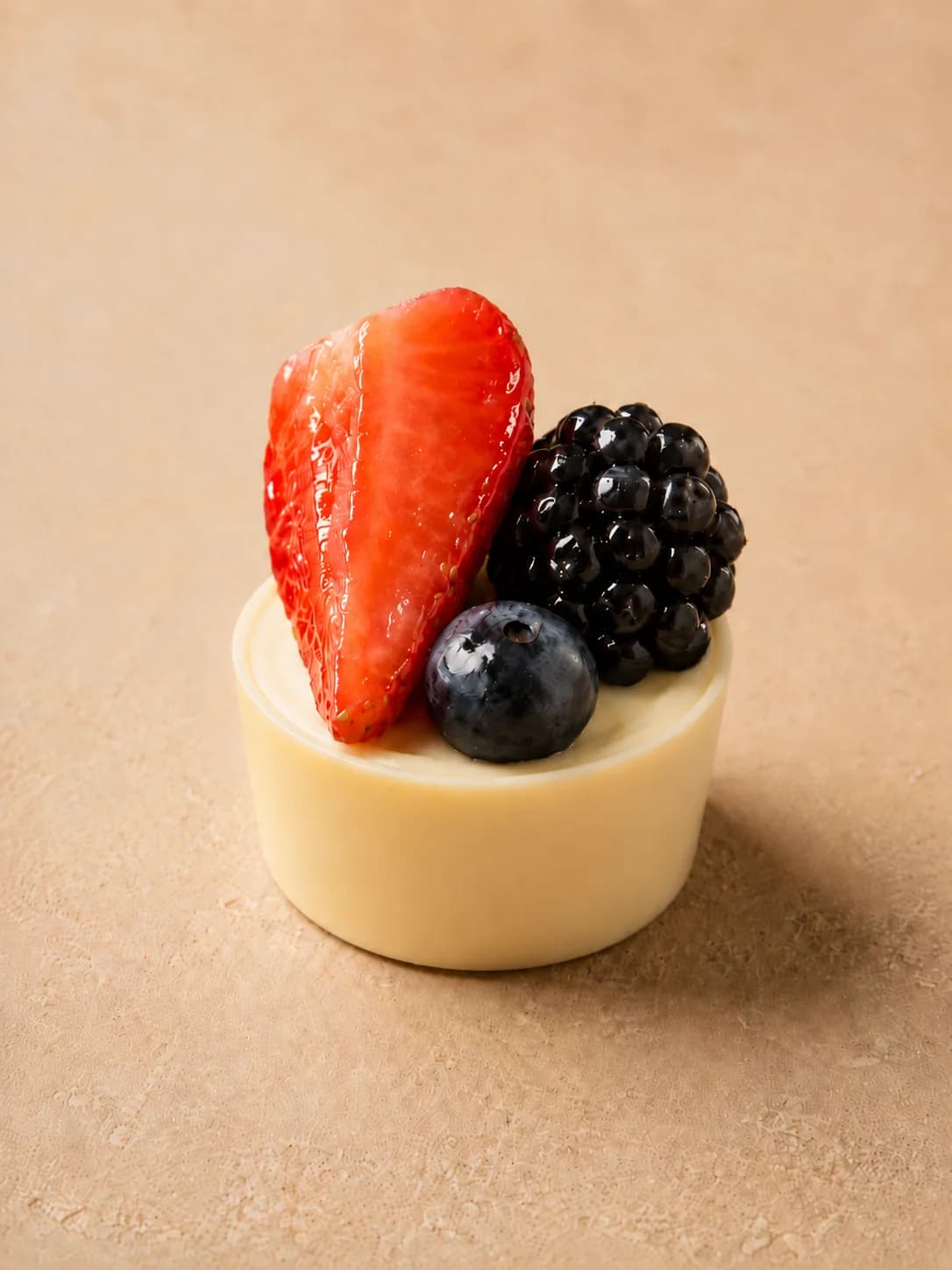 Panna cotta ai frutti rossi in bicchierino, con frutta fresca