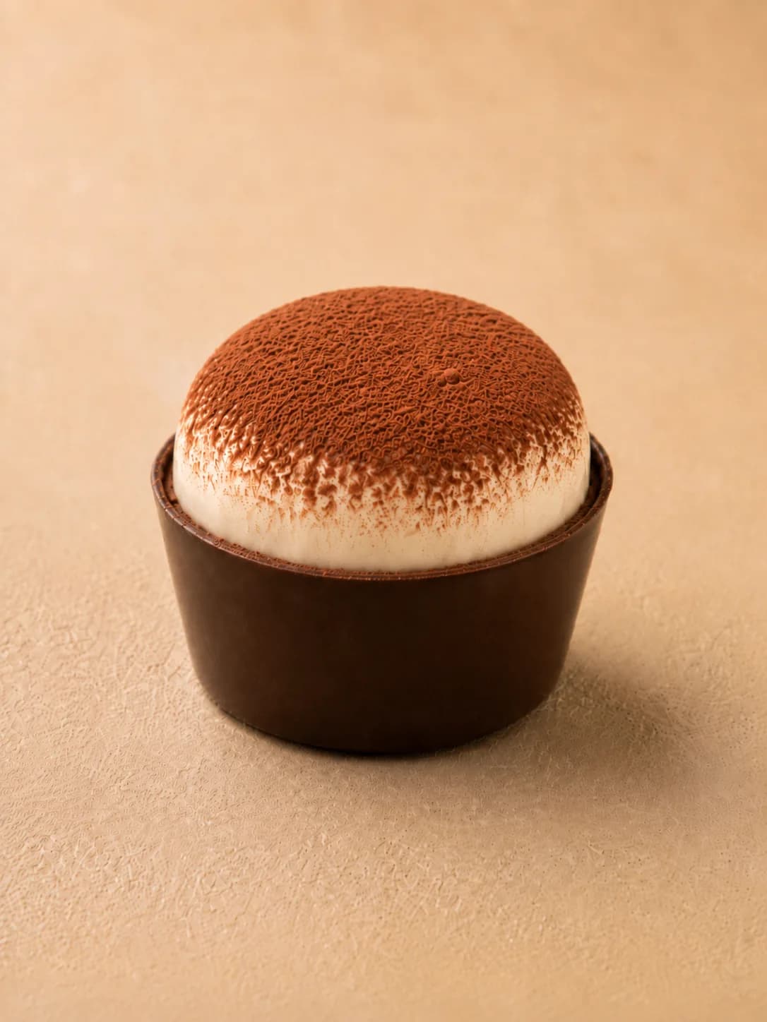 Tiramisù in bicchierino di cioccolato con spolvero di cacao
