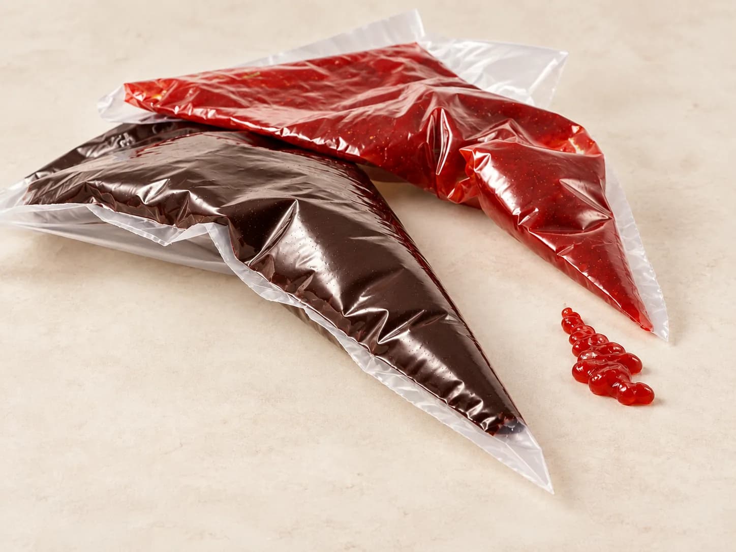 Sac à poche con farciture al cioccolato e ai frutti rossi